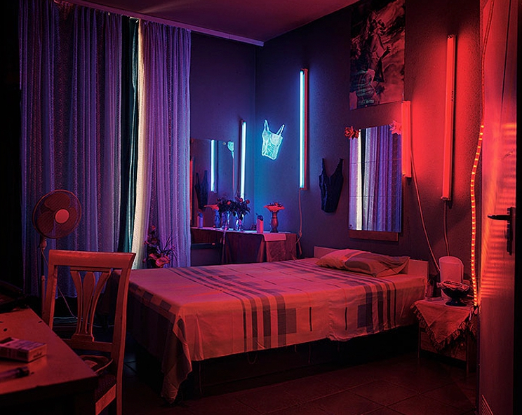 德国的"情侣"小屋,暧昧的灯光下干净整洁,你看得出它的用途吗