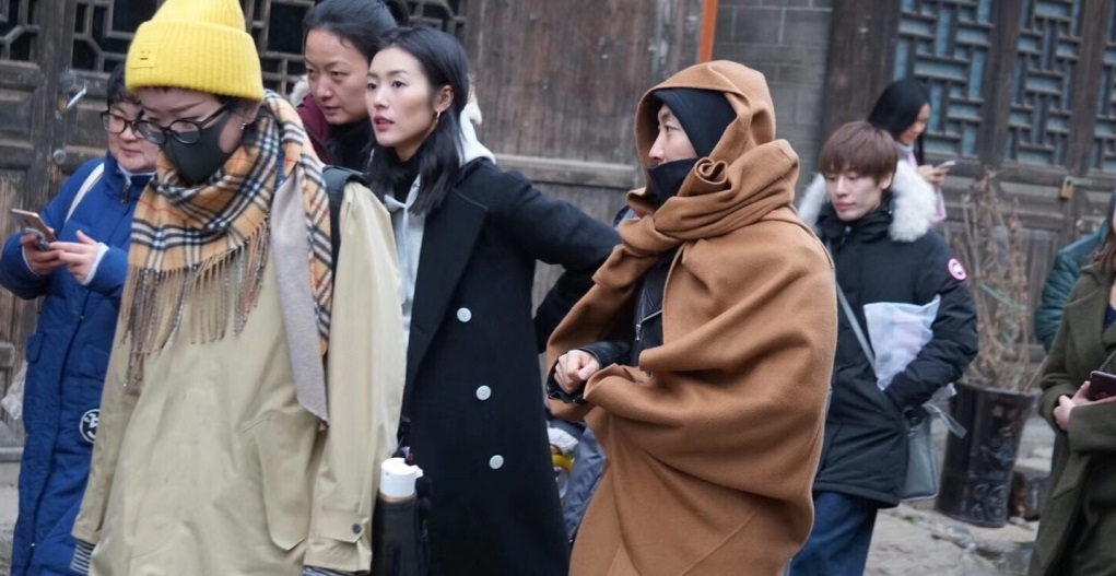 刘雯回老家开工,走路哈气连天颜值依旧在线