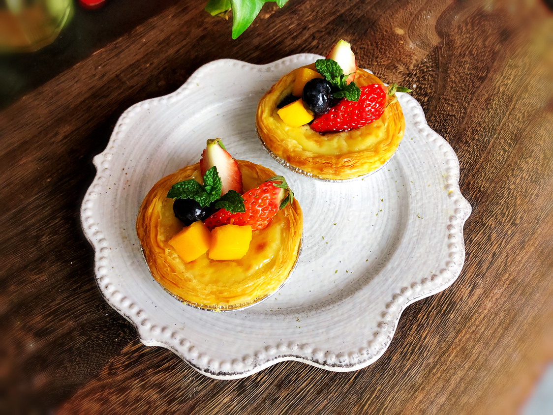 自己轻松在家做蛋挞,外皮酥脆,内馅香滑,加点水果更营养还解腻