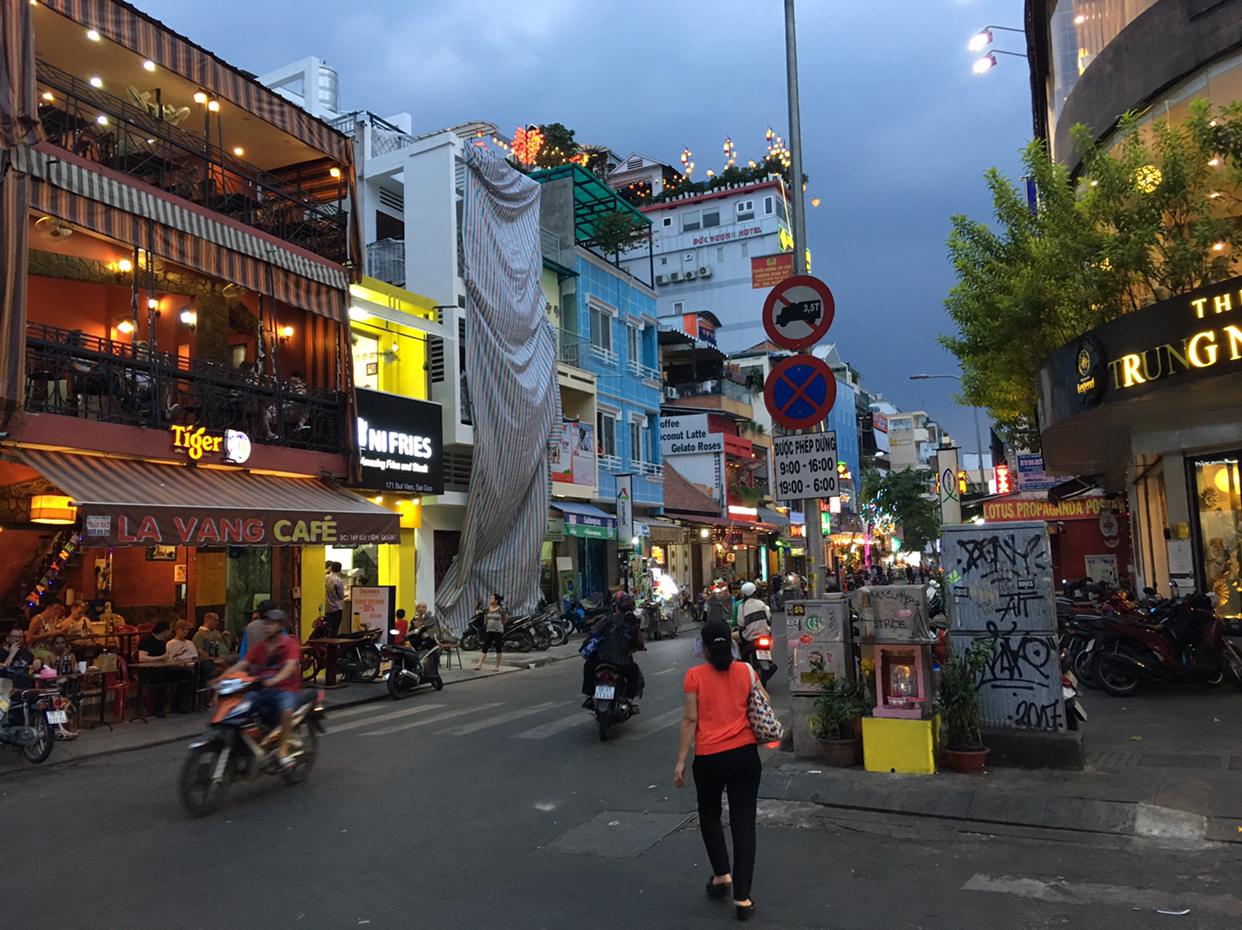 越南胡志明市的范五老街,越夜越精彩