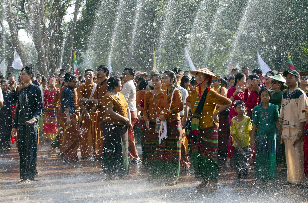 缅甸掸族庆祝传统泼水节 街头"水仗"狂欢嗨翻天