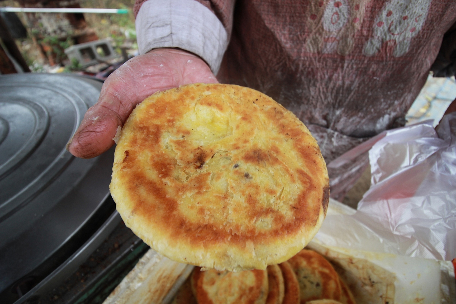 杭城百味 酥油饼,为杭州著名风味特产,因主要产于市区风吴山而得.