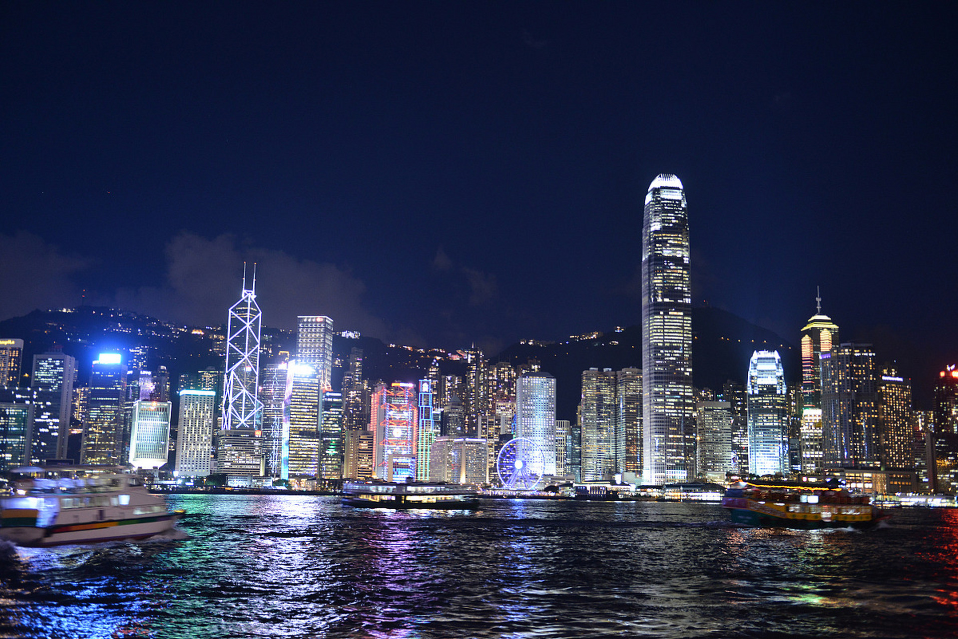 欣赏香港夜景最佳的地方,在太平山顶上,山高554公尺,往下俯瞰,香港岛