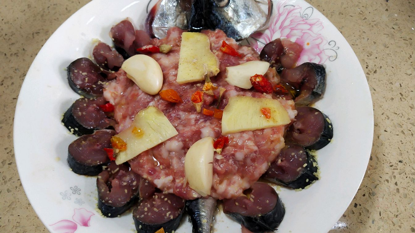 浙江人超喜欢的油铜鱼蒸肉饼,赶紧收藏吧,价格便宜味道鲜美