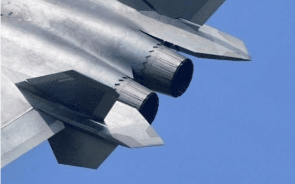 歼20垂直尾翼和向后延伸的尾翼支架可以在左右方向上对发动机喷嘴形成