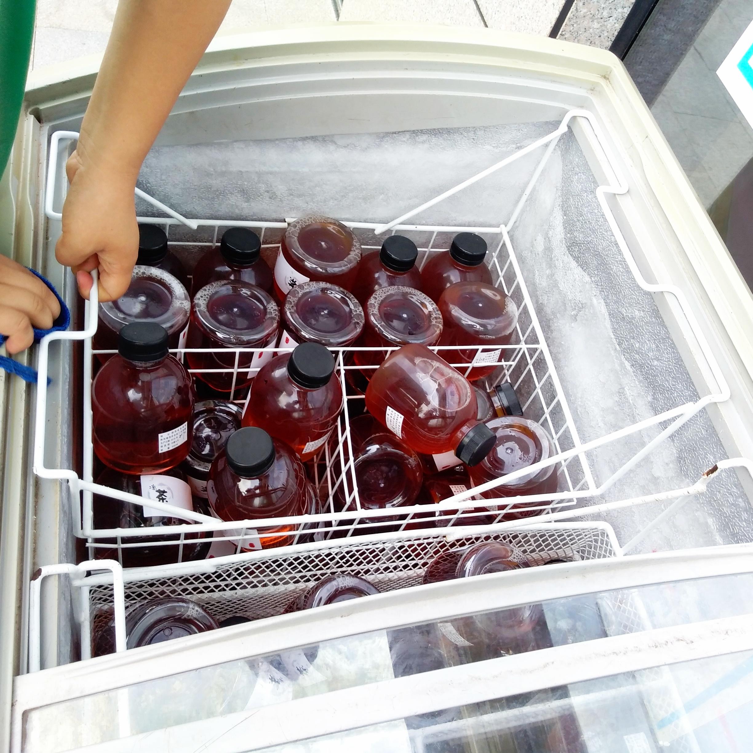 "爱心冰柜"现身宝鸡 喝的是冷饮暖的是人心