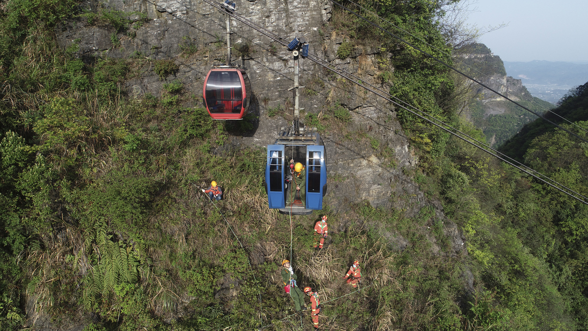 湖南张家界天门山开展索道高空救援演习