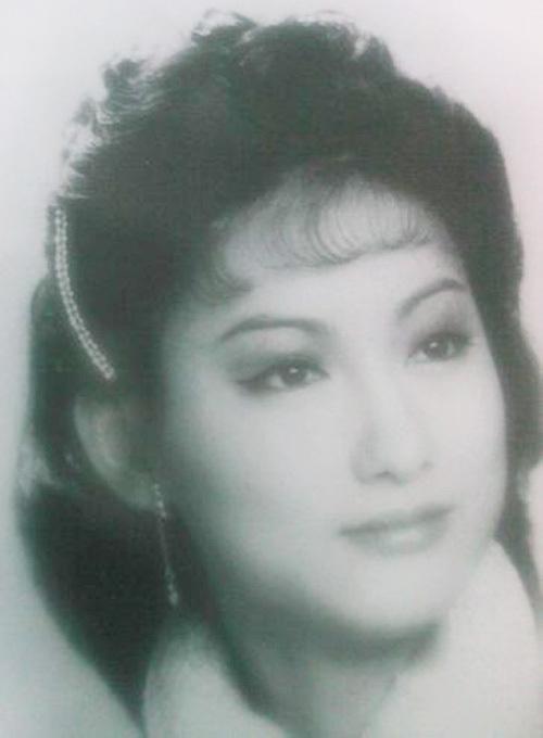 惠英红:满洲正黄旗落难后裔,3岁乞讨16岁当打星,一生凄苦