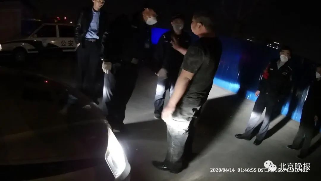 醉酒男：拘！醉酒男手撕铁刺防护网，“夜游”京沪铁路