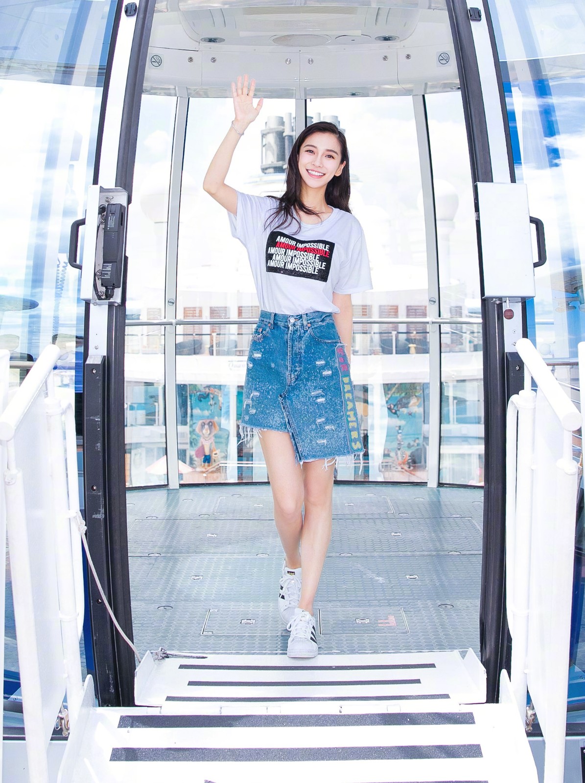 30岁杨颖秀少女身材,穿宽松橙色t恤配单车裤,双腿纤细抢镜