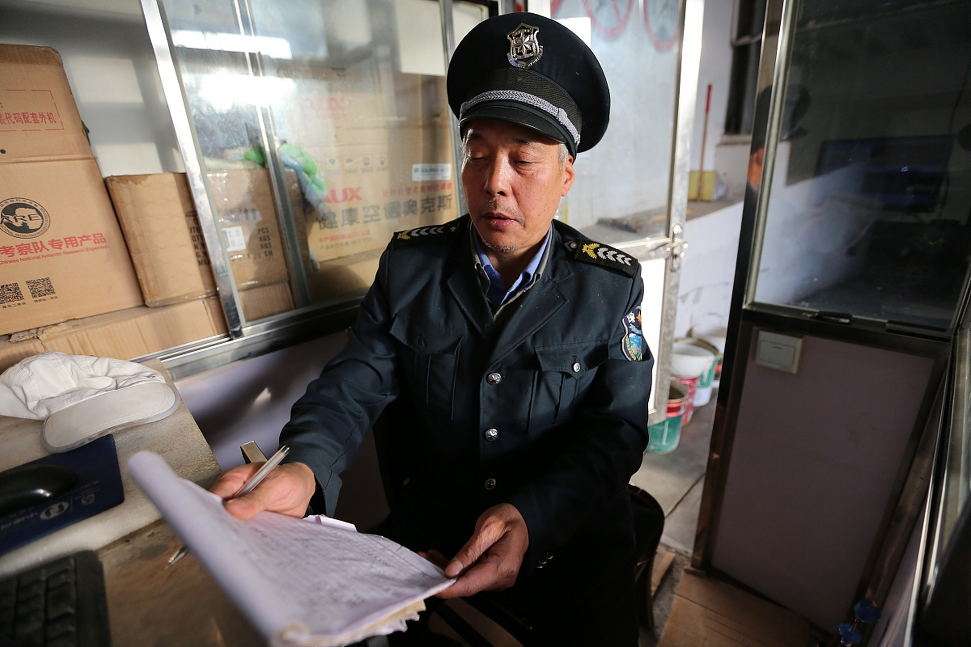 保安张大叔,40多岁了还没结婚.