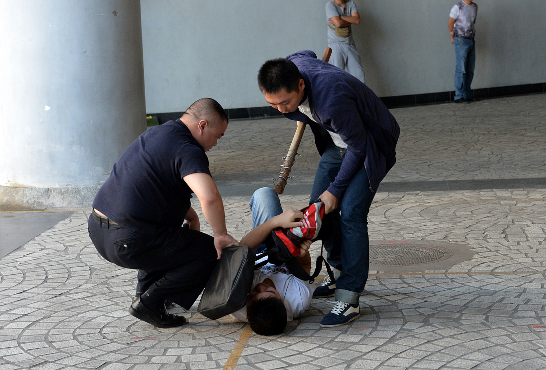 重庆回应"男子大街上持刀砍人":涉事男子精神病发作追砍其母亲,目前已