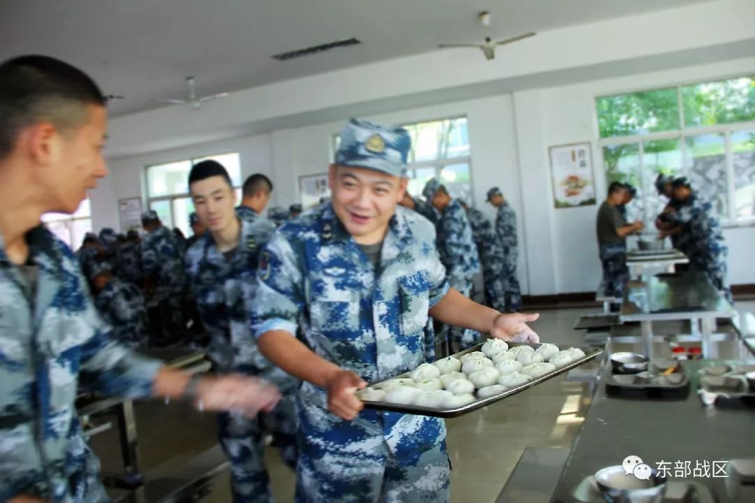 自己动手改善伙食!空军官兵周末集体包包子,吃起来可真香