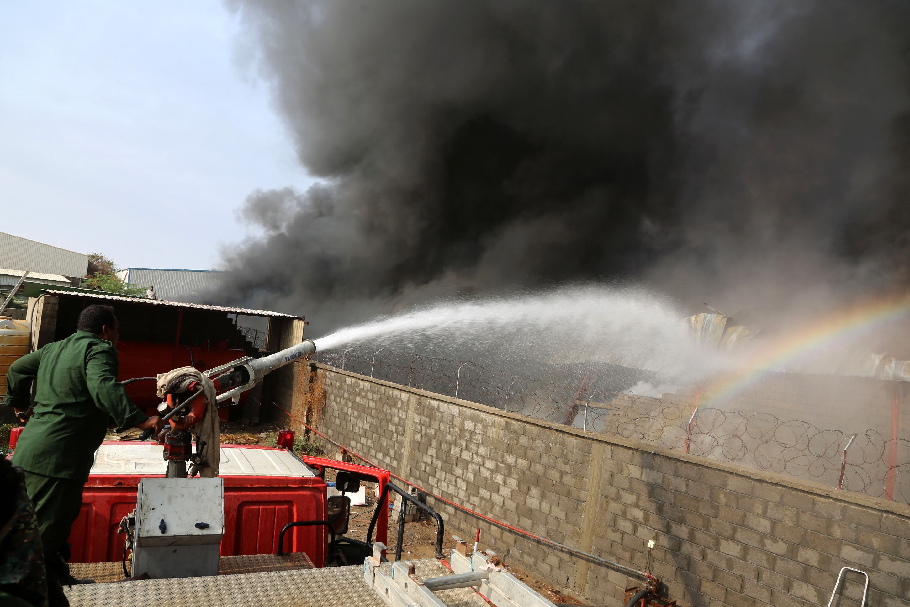 世界粮食计划署位于也门荷台达的仓库起火(7)