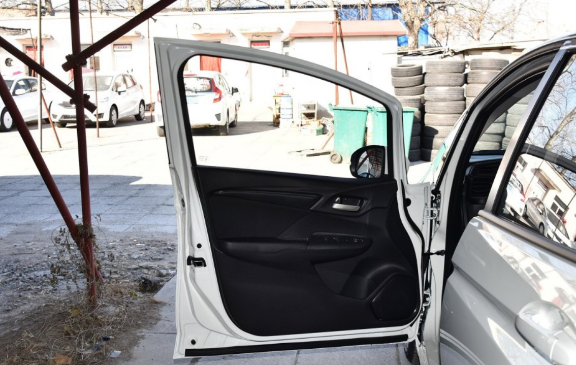 本田飞度20岁的年轻人都选择它?侧面打开的车门.