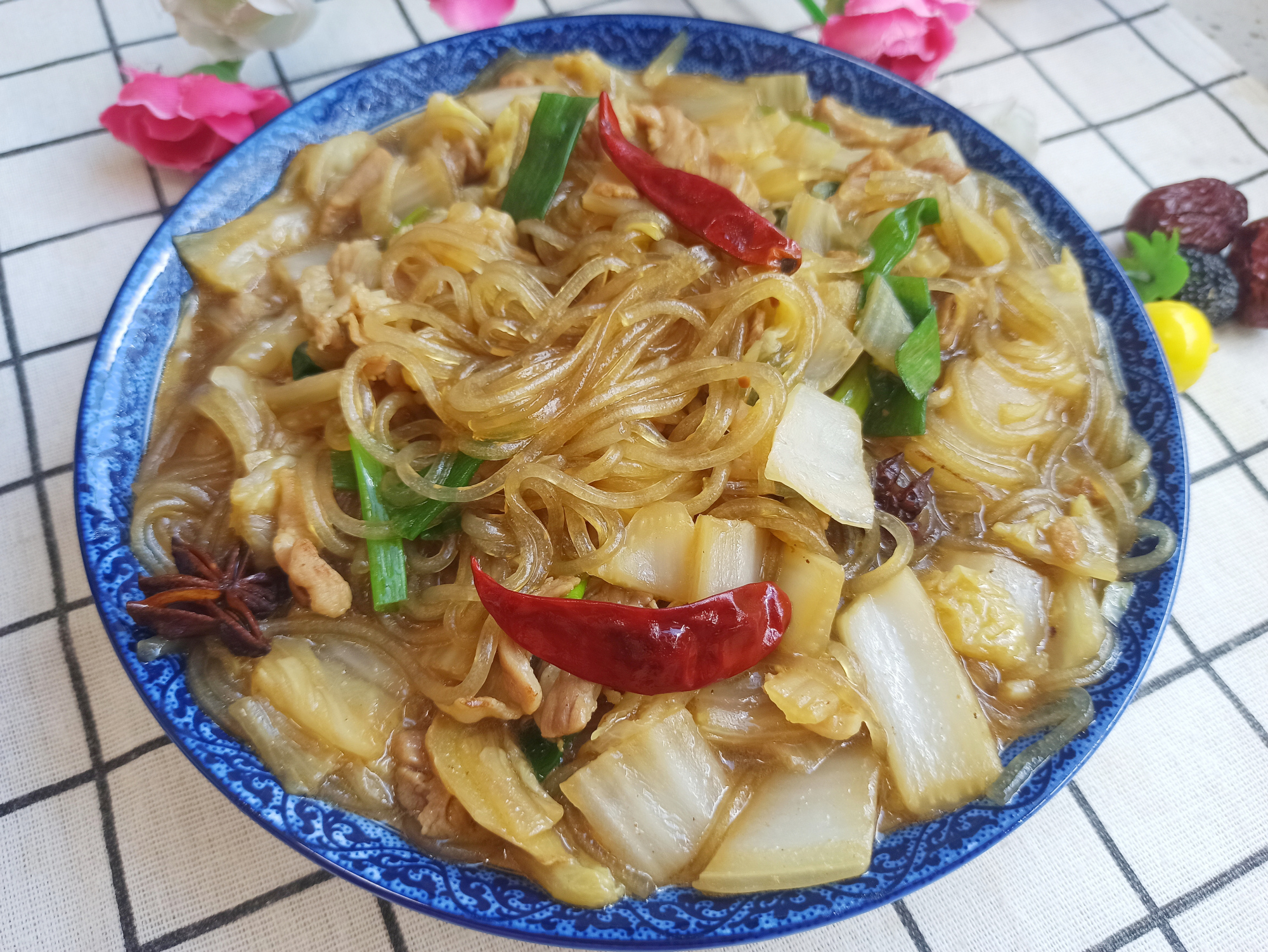 猪肉炖粉条怎么做才好吃?记住3个小技巧,鲜香入味,汤汁都不剩