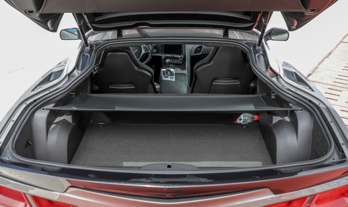 科尔维特 c7 stingray后备箱很大,全家出行,放两个行李箱和一些包包