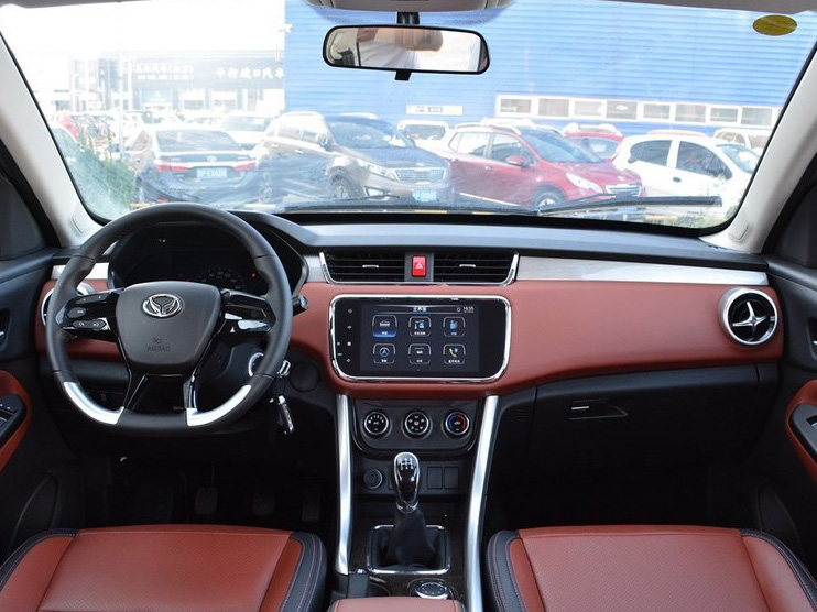 北汽幻速s3l设计较为成熟,车身比例协调,内饰倾向年轻运动风格