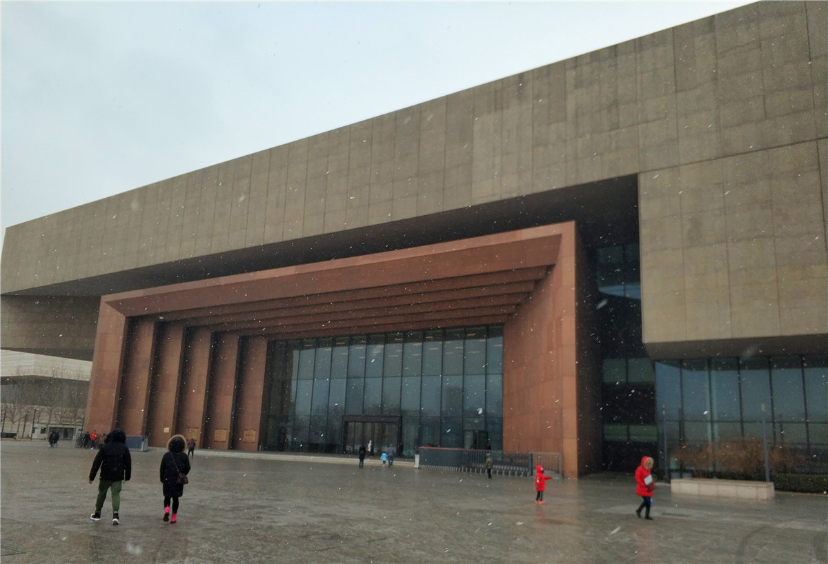 参观天津博物馆:里面文物众多,特别是一个盘子让人眼前一亮