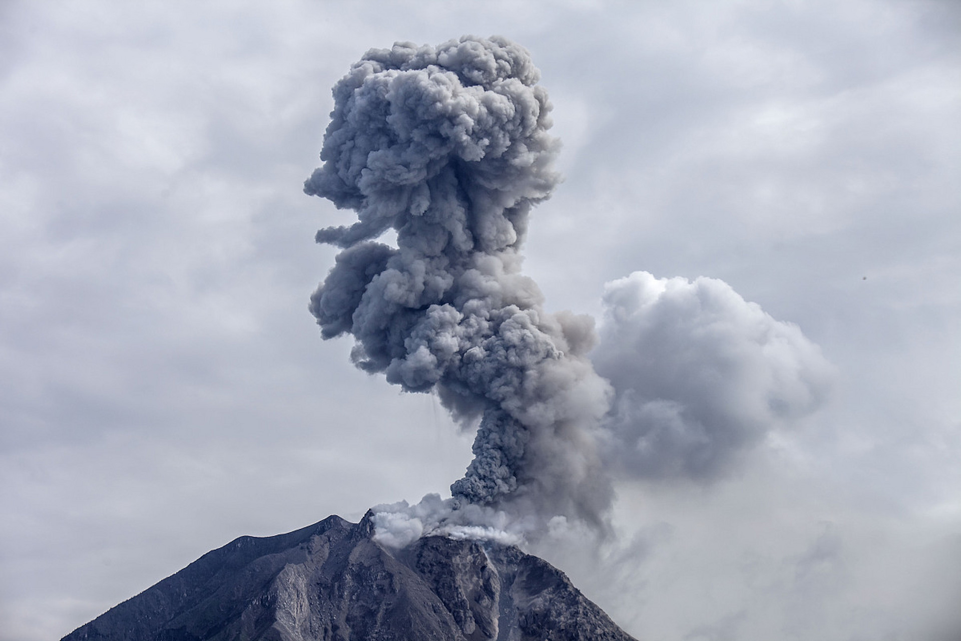 据印尼火山和地质灾害研究机构消息,当地时间2月7日5时57分,印尼让贩