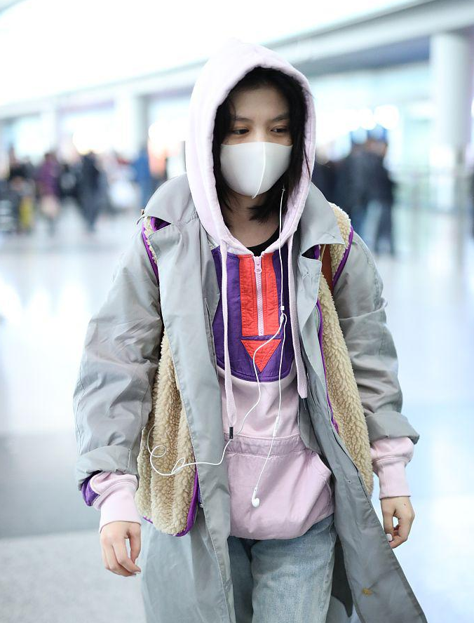 春夏穿拼色卫衣少女味十足 口罩遮素颜躲镜头