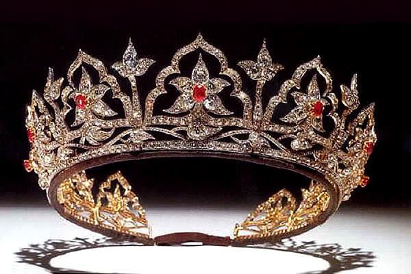 英国女王的王冠有多壕