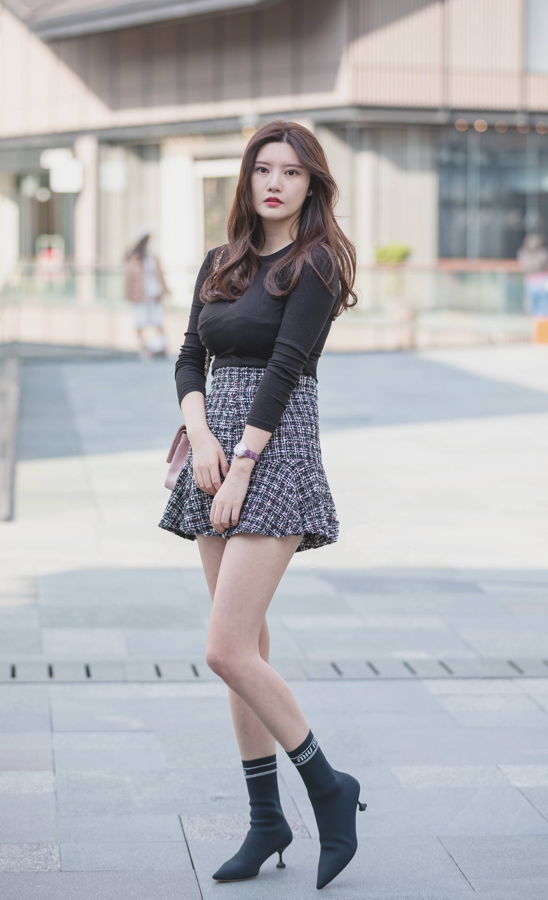 街拍:小姐姐t恤搭配格子裙,学院范儿小清新出街