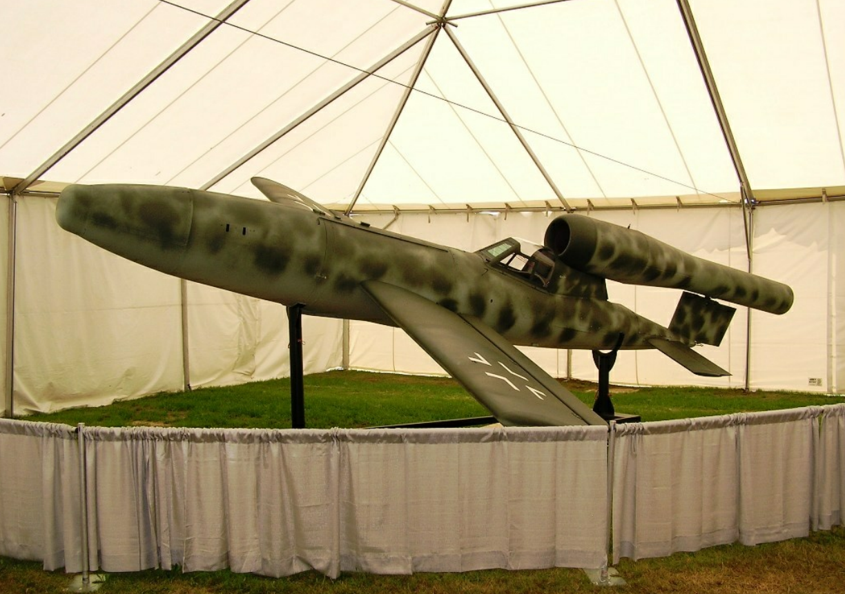 fi 103服役于1944年,设计目的和日本的神风战机一样,都是一种自杀式