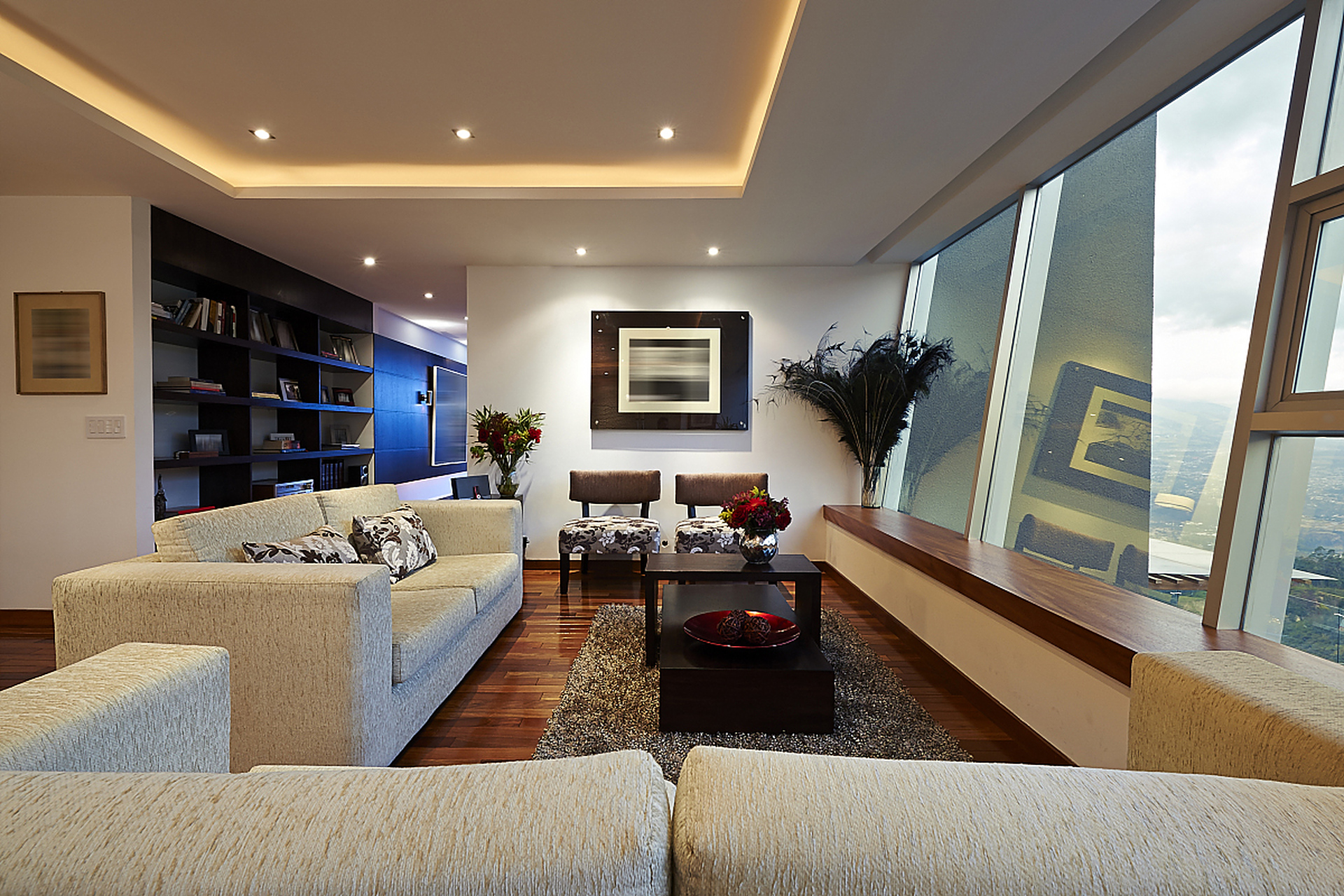 设计一个适合家庭聚会的客厅空间需要考虑以下几个因素:  1.