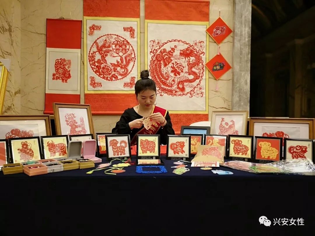 「巾帼"巧手"展风采」兴安盟妇联举办妇女手工艺品展