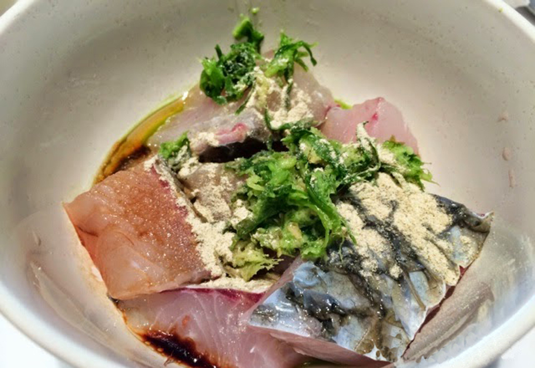 3)把所有腌料放入鱼件,搅匀腌几小时.