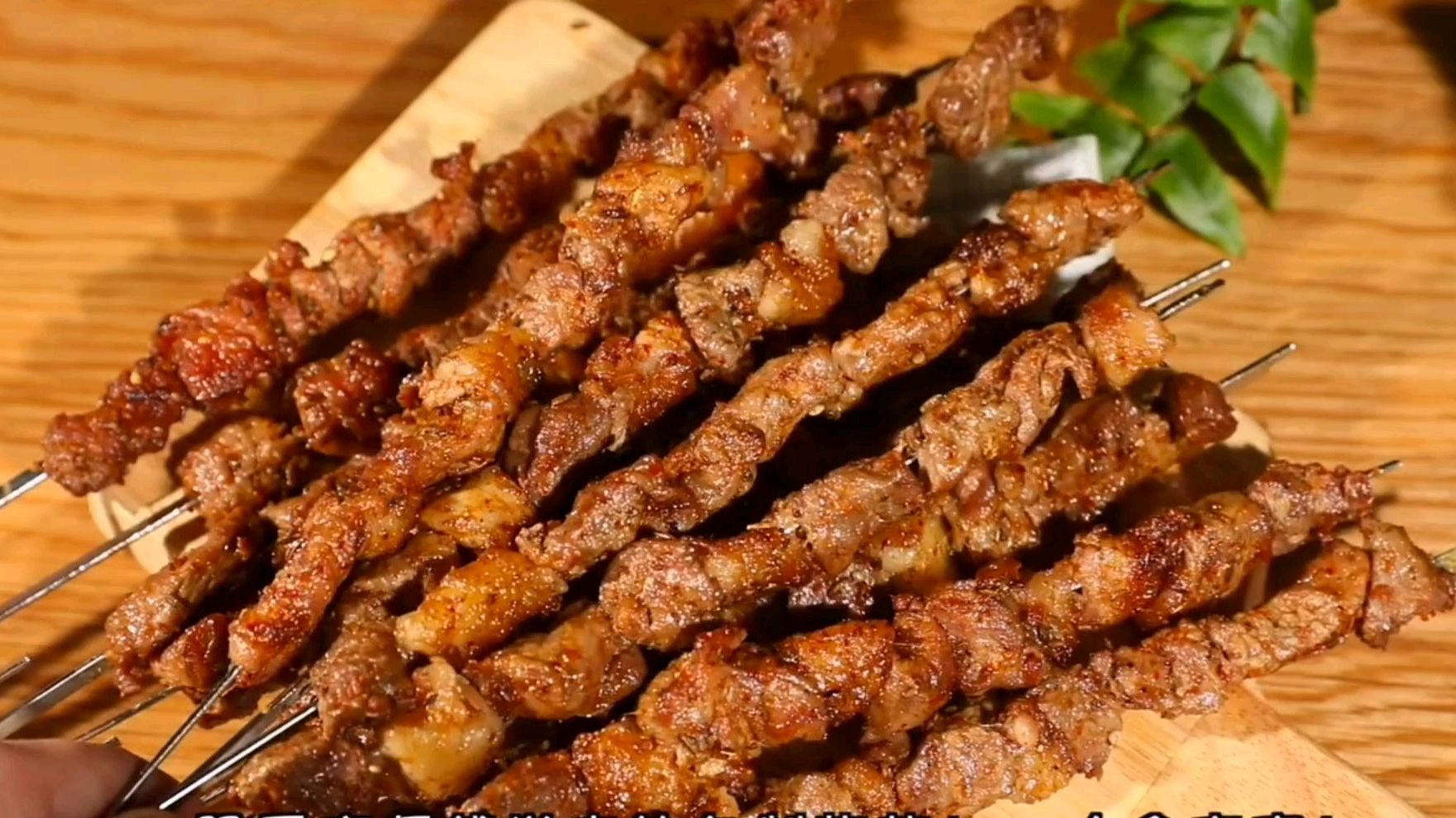 跟开店师傅学来的烤羊肉串,秘制撒料和料油是关键,先收藏了