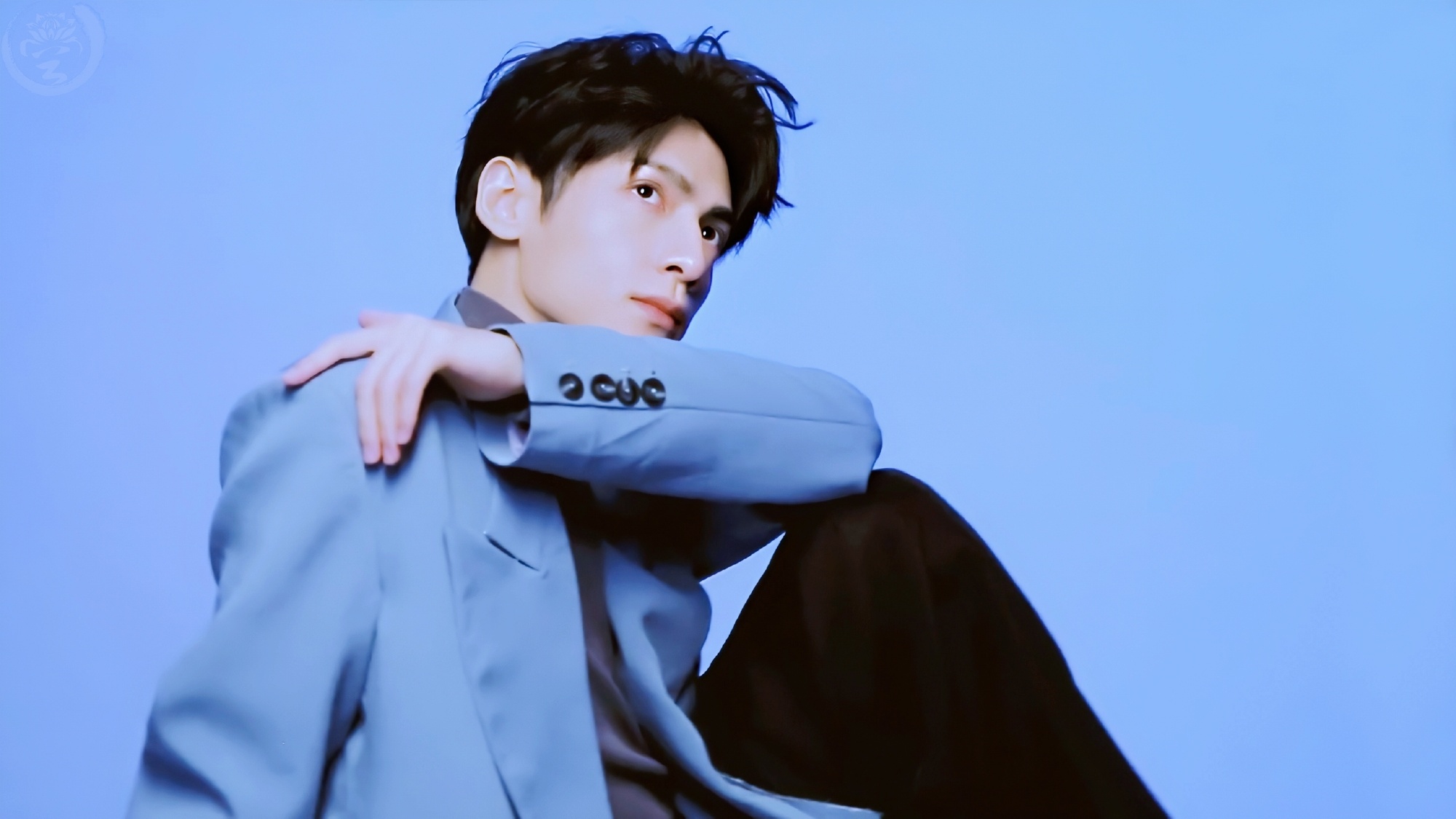 罗云熙拍摄花絮照片,清新帅气,蓝色西装搭配黑色裤子,配色和谐