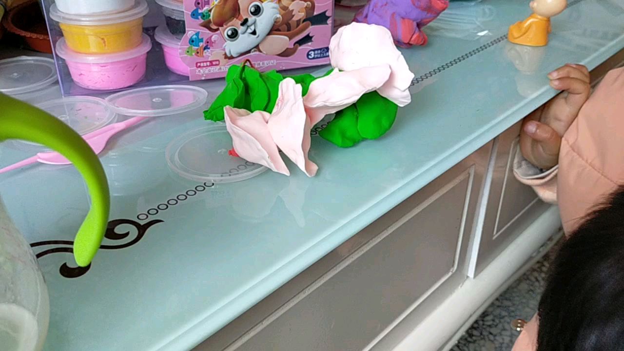 小朋友用橡皮泥包的饺子
