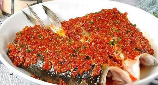 正宗的剁椒鱼头做法,经验大厨吐露实情:多加这一步,色香味俱全