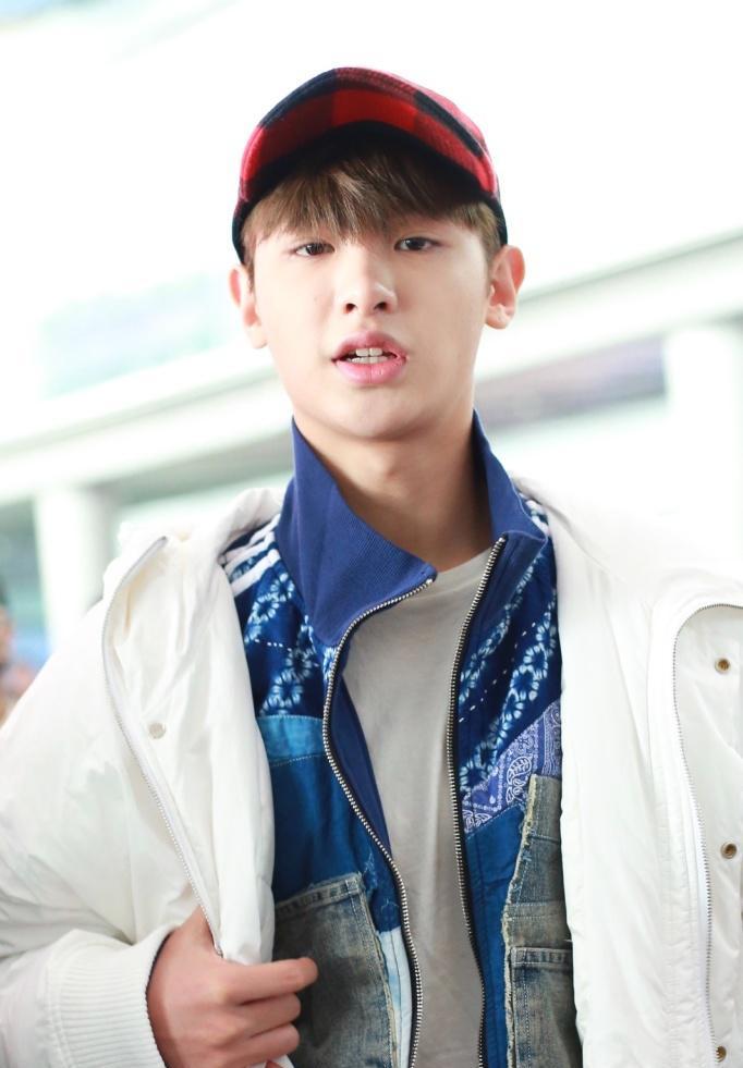 2019年3月19日,北京,黄明昊素颜现身机场.