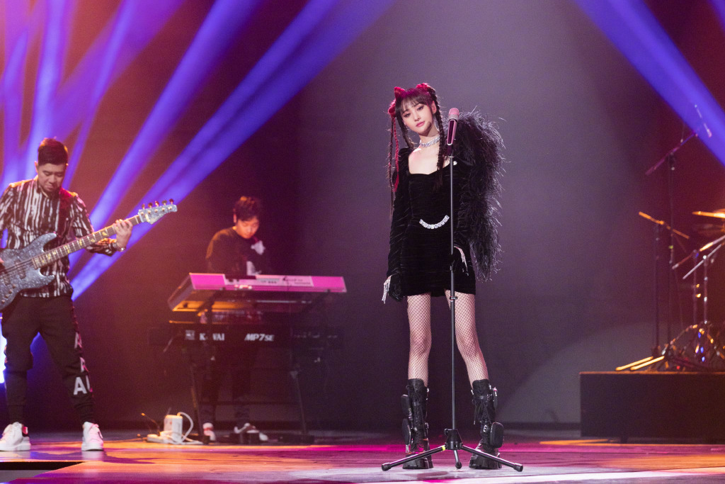 金泫雅和郑爽,体重都只有86斤,同穿渔网袜,到底谁更有范?