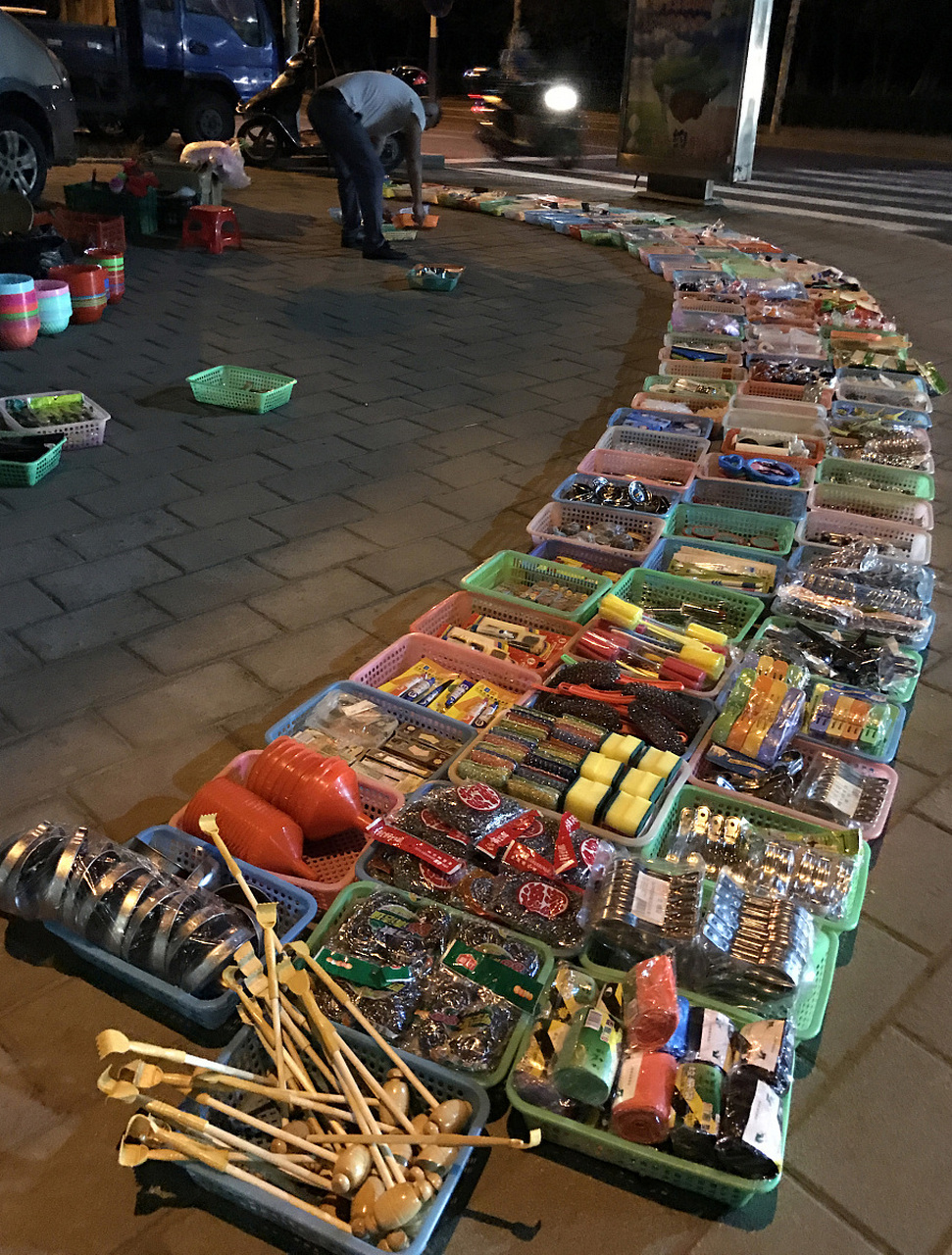 浙江杭州一户家庭在春节期间边旅游边摆摊,三天赚得1000多元.