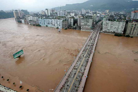 2004年9月3日的大洪水,这次百年一遇的大洪水使老城区变成了一座孤岛