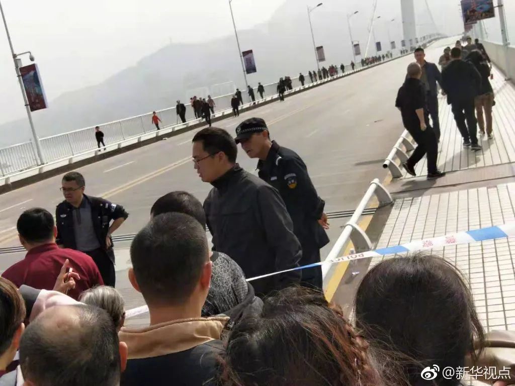 重庆公交车坠桥事故原因:小轿车女司机疑似穿高跟鞋开车逆行