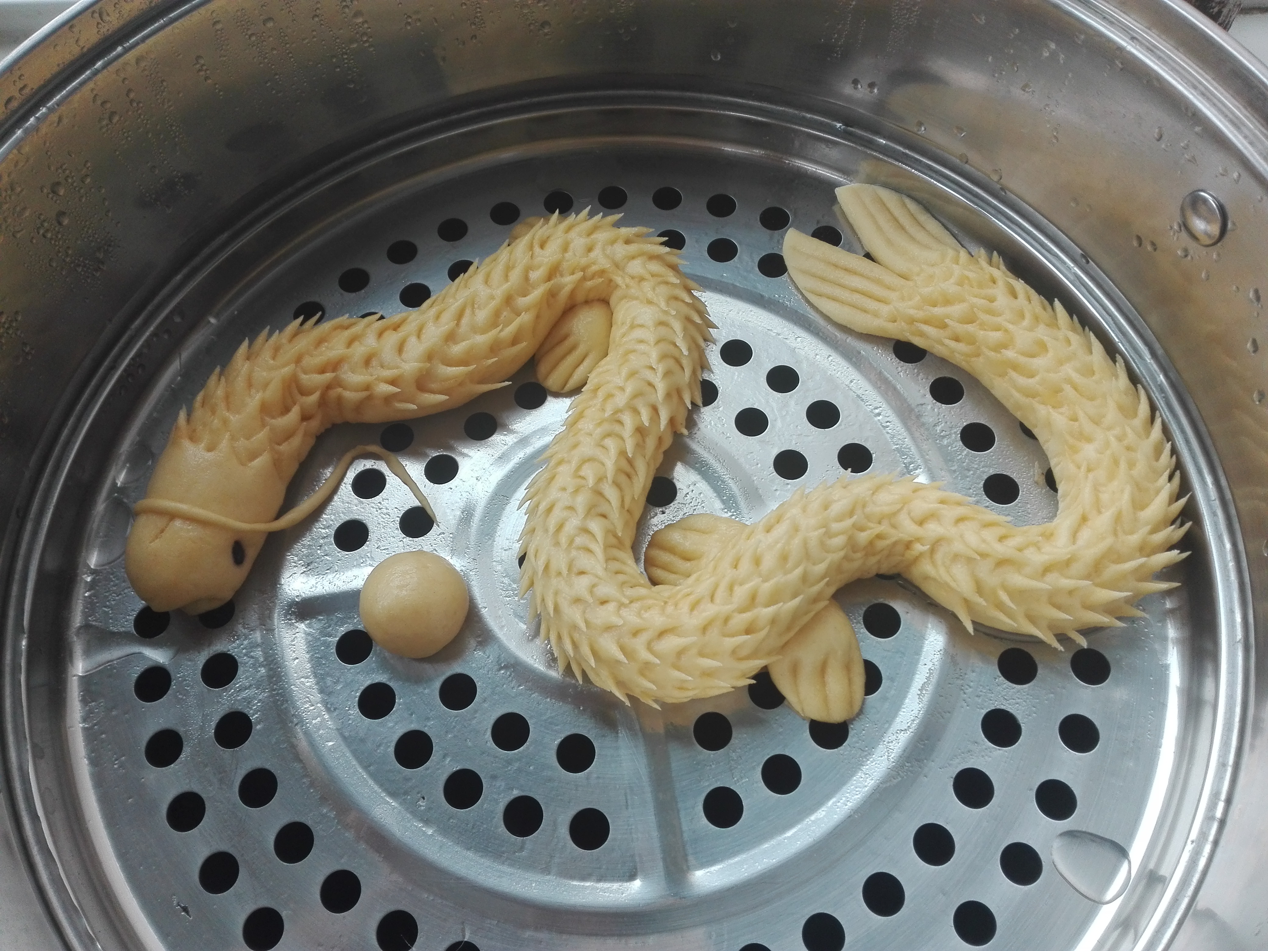 面粉不要只做普通馒头了,动手做个二龙戏珠吧,生动好玩,寓意好