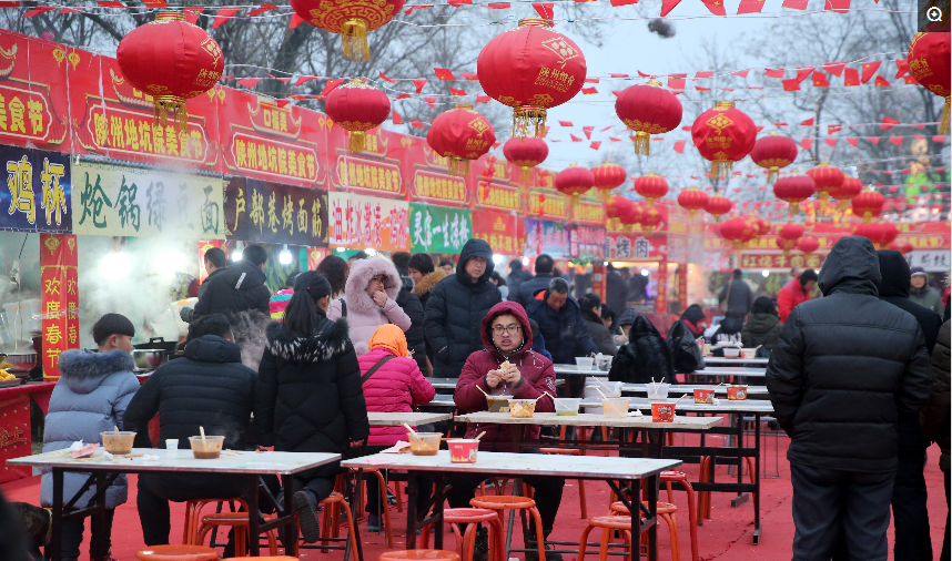 在中国的外国人,和中国朋友在庙会摆摊卖烧烤,中外合作两开花