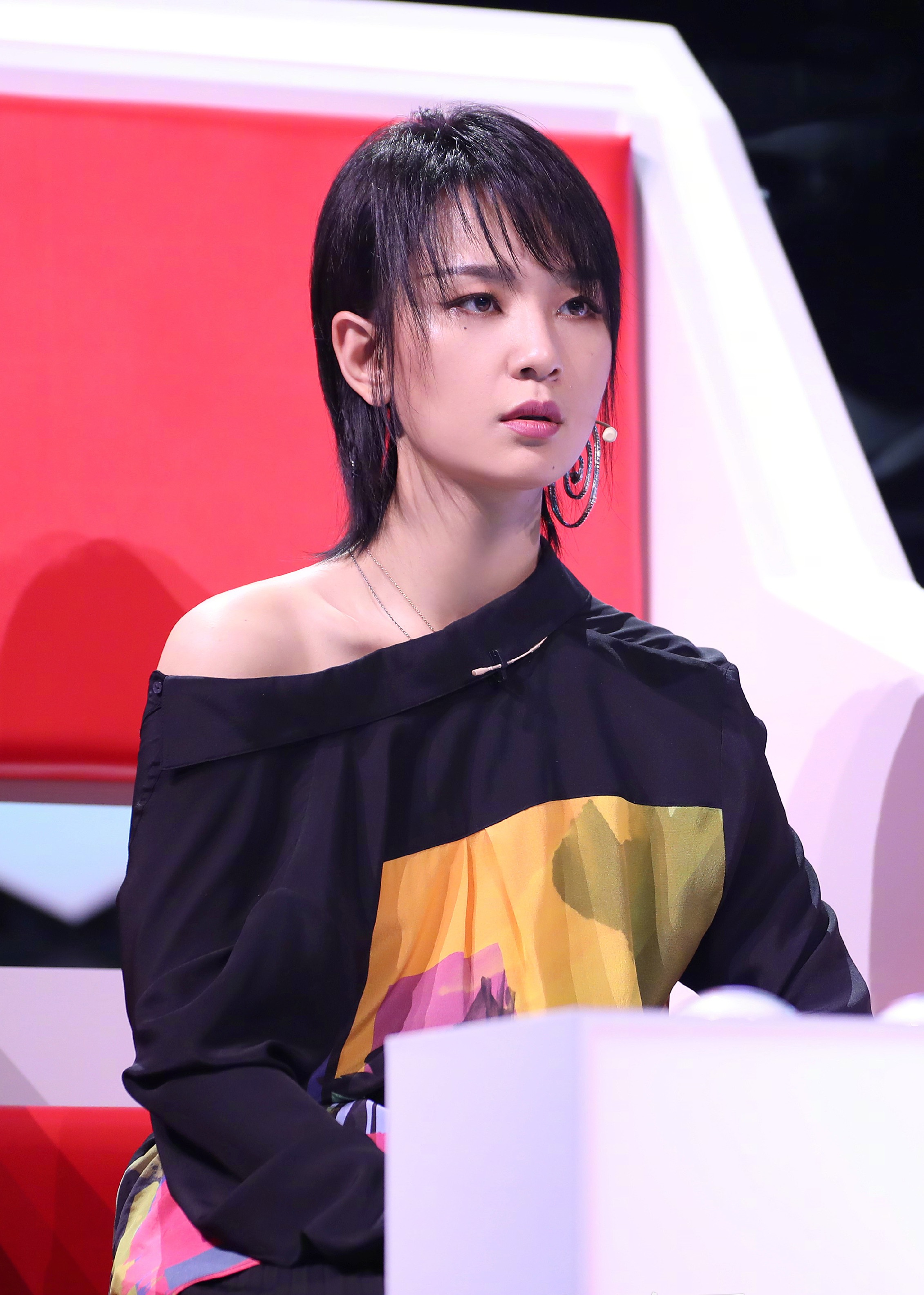 33岁周笔畅美起来不低调,衣品越来越好,反穿衬衫时髦炸了!