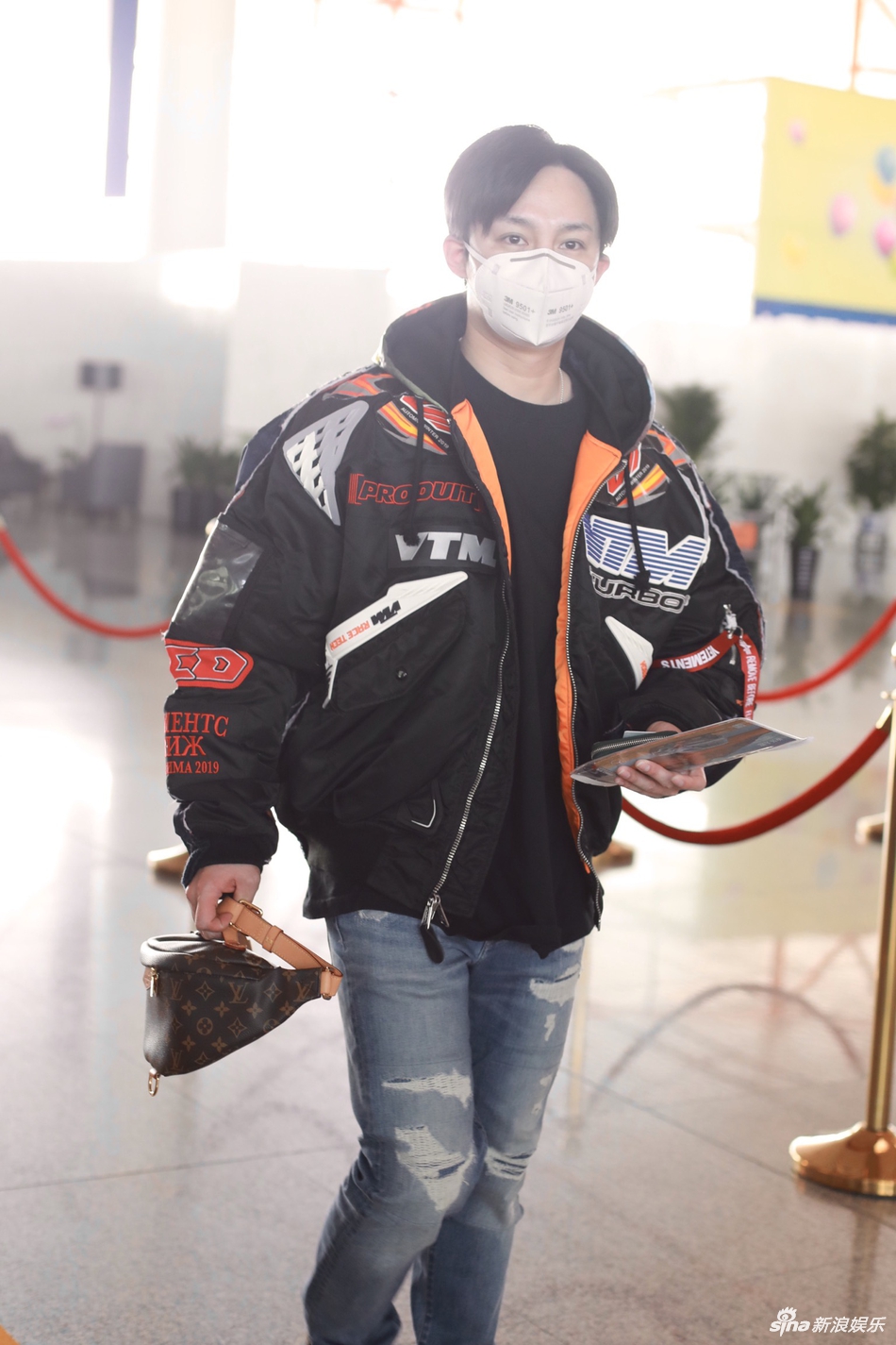 组图:尹正现身机场自推行李 穿夹克配破洞牛仔裤潮范十足