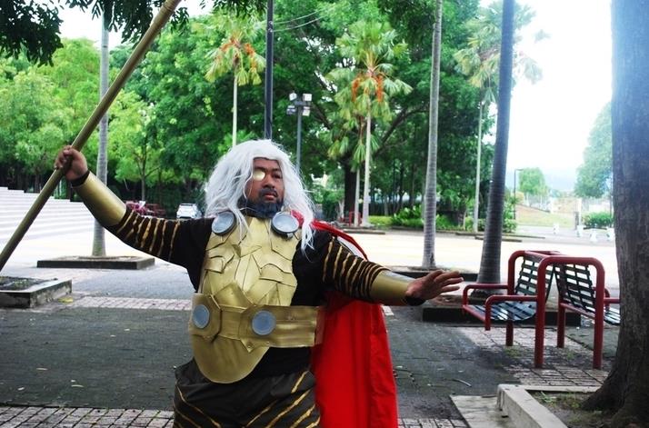 一组来自马来西亚胖哥的cosplay,网友:白白浪费了道具和特效!