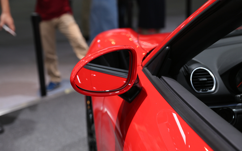 后视镜设计的也很好看,感觉很精致