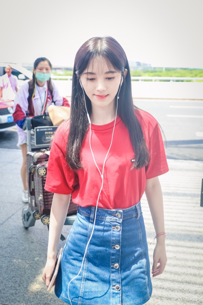 鞠婧t红蓝撞色穿搭现身机场 肤白唇红灵动双眼电力足