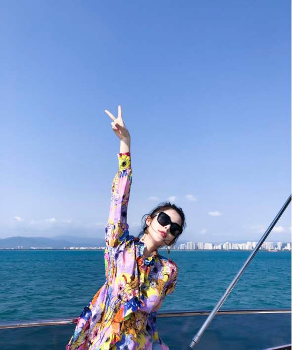 娜扎游轮摆拍照曝光,穿花裙子曲线若隐若现,美得惊艳了时光