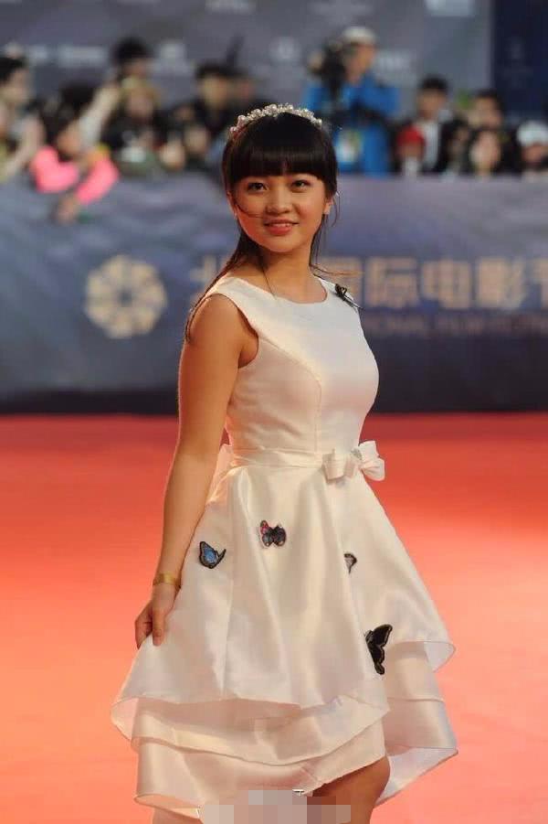 19岁林妙可一身学生装嫩回了初中生!网友:头上的帽20年前很流行