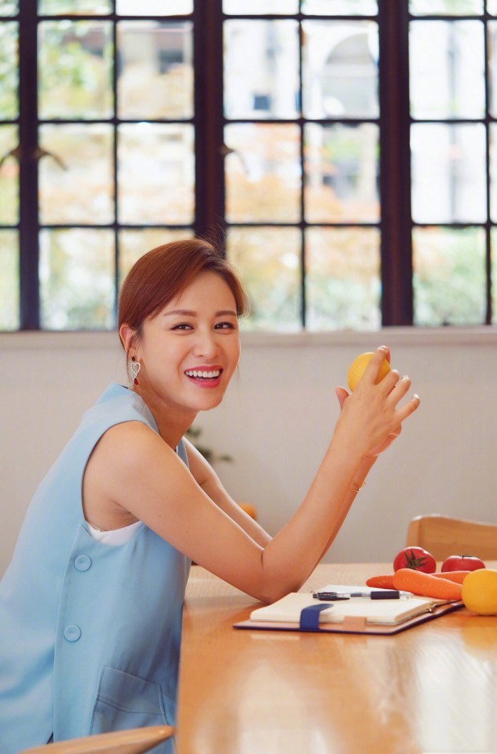 叶一茜原来这么美!一袭焦糖色v领收腰连衣裙,尽显都市女性魅力